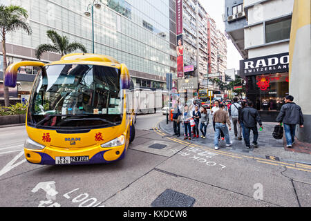 HONG KONG, CHINA - 21. Februar: Öffentlicher Bus und nicht identifizierte Personen am 21. Februar 2013 in Hong Kong, China. In HK über 90% der täglichen Fahrten sind auf p Stockfoto