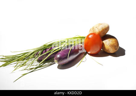 Gemüse für das Kochen von Kartoffeln, Tomaten, Auberginen und lange Bohnen auf weißem Hintergrund vorbereitet Stockfoto