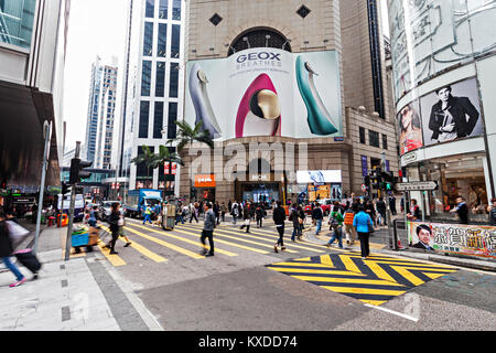 HONG KONG - 21. Februar: Nicht identifizierte Personen Überqueren der Straße am 21. Februar 2013 in Hongkong. Mit 7 Millionen Menschen, Hong Kong ist eine der m Stockfoto