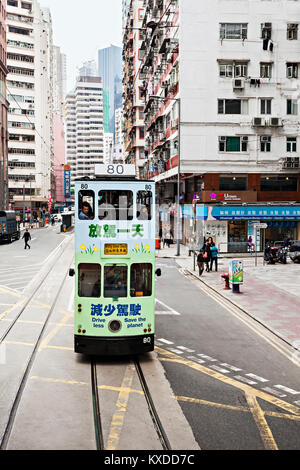 HONG KONG - 21. Februar: Straßenbahn mit Werbung im Hennessy Road Road Show bietet Anzeigen für die Fahrgäste der öffentlichen Träger auf Feb. Stockfoto