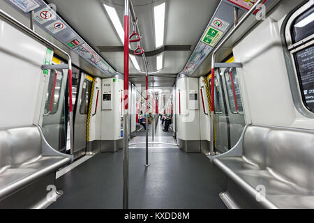 Hongkong - 22. Februar: die U-Bahn am Februar 22, 2012 in Hongkong. Über 90 % der täglichen Reisenden die Benutzung der öffentlichen Verkehrsmittel. Die den höchsten Rang Stockfoto