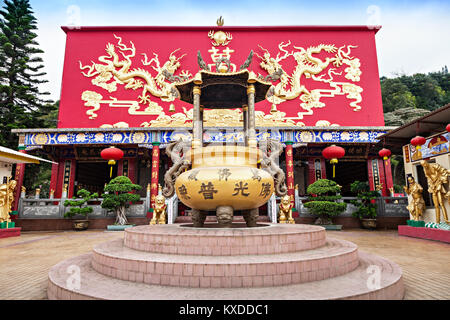 Hongkong, China - MÄRZ 19: Zehn Tausend Buddhas Monastery in Sha Tin in Hongkong am März 19, 2013, Hongkong, China. Es ist eines der beliebtesten Stockfoto