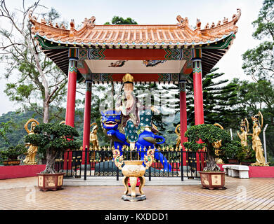 Hongkong, China - MÄRZ 19: Zehn Tausend Buddhas Monastery in Sha Tin in Hongkong am März 19, 2013, Hongkong, China. Es ist eines der beliebtesten Stockfoto