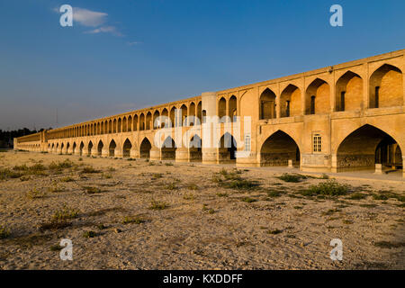 Si-o-Seh Pol oder Si-o-Seh-Brücke auf der getrockneten Zayandeh Fluss, Esfahan, Iran Stockfoto