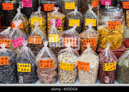 Hongkong - MÄRZ 19: trockene Früchte in der glocery Store an der Wing Lok Street am März, 19, 2013. Wing Lok Street ist eine sehr beliebte Shopping in Hongkong Stockfoto