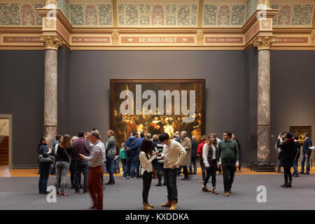 Museum Besucher vor die Nachtwache von Rembrandt, Rijksmuseum, Amsterdam, Holland, Niederlande Stockfoto