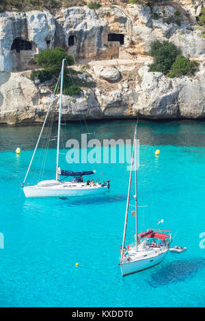 Blick auf Cala Macarella und Segelboote, Menorca, Balearen, Spanien Stockfoto