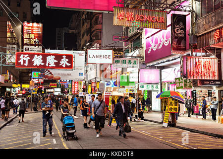 Hongkong - MÄRZ 19: Neon Lichter auf Mongkok Straße auf März, 19, 2013. Mongkok Straße ist eine sehr beliebte Shopping in Hongkong. Stockfoto