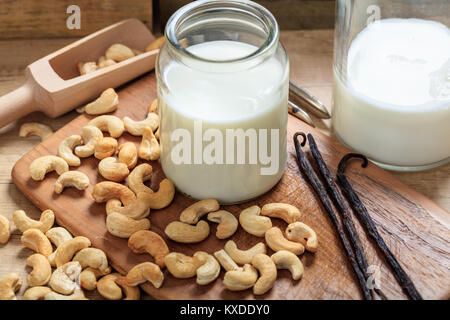 Vegan Milch aus cashewkernen auf einer hölzernen Oberfläche Stockfoto