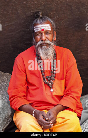 HAMPI, INDIEN - 26. Juli: Sadhu sitzen in der Höhle am Juli 26, 2012 in Hampi, Indien. Sadhus sind heilige Männer, die sich entschieden haben, ein asketisches Leben und fo zu leben Stockfoto