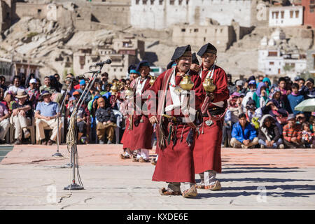 LEH, INDIEN - 26. SEPTEMBER: Unbekannter Künstler in Ladakhi Kostüme in die Ladakh Festival am 26. September 2013, Leh, Indien. Stockfoto