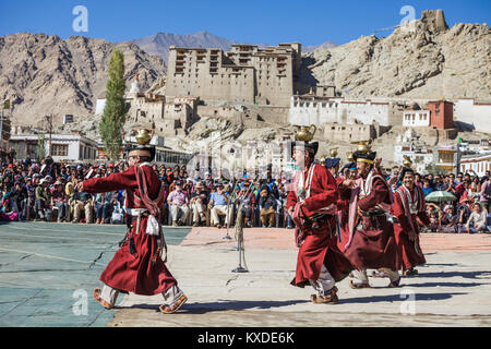 LEH, INDIEN - 26. SEPTEMBER: Unbekannter Künstler in Ladakhi Kostüme in die Ladakh Festival am 26. September 2013, Leh, Indien. Stockfoto