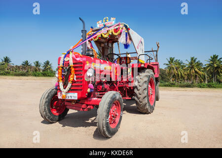 HAMPI, INDIEN - 21. Februar: Eingerichtet Traktor auf shivaratri am 21 Februar, 2012, Hampi, Indien. Sein ein Hindu Festival in Verehrung von Shiva Stockfoto