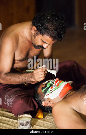 COCHIN, Indien - 14. März: Ein unbekannter Schauspieler Make-up vor dem Abend Kathakali Performance am 14. März in Cochin, Kerala, Indien 2012. Stockfoto