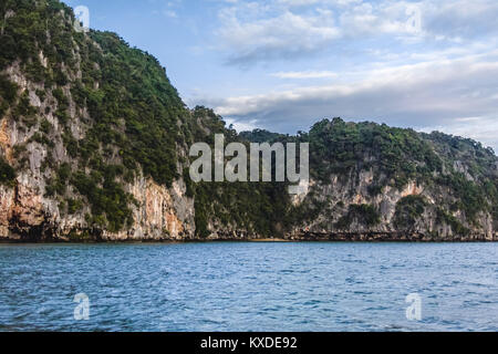 Foto von Inseln der Bucht von Phang Nga in Thailand. Stockfoto