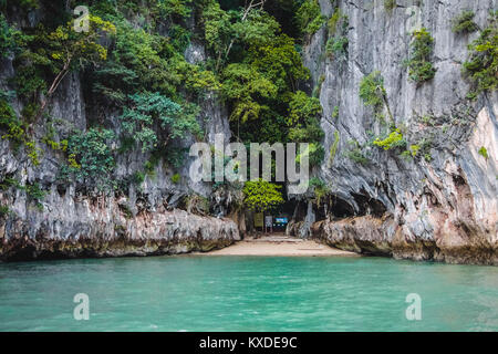 Foto von Inseln der Bucht von Phang Nga in Thailand. Stockfoto