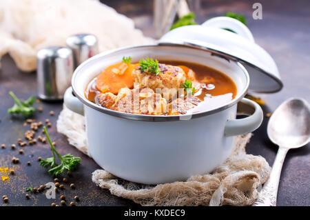 Die Koteletts mit Tomatensauce in Weiß Schüssel Stockfoto