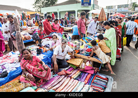 MAPUSA, Indien - April 06: Mapusa Freitag Markt am April 06, 2012, Mapusa, Indien. Mapusa Freitag Markt ist ein großer Wochenmarkt in Mapusa, North Goa ein Stockfoto