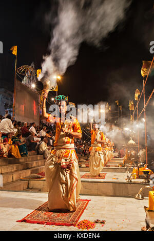 VARANASI, INDIEN - 11. April: Ein nicht identifizierter Hindu Priester führt religiösen Ganga Aarti Ritual (feuerpuja) an Dashashwamedh Ghat am 11. April 2012 Stockfoto