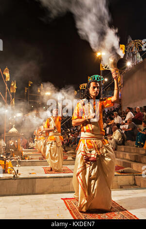 VARANASI, INDIEN - 11. April: Ein nicht identifizierter Hindu Priester führt religiösen Ganga Aarti Ritual (feuerpuja) an Dashashwamedh Ghat am 11. April 2012 Stockfoto