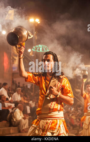 VARANASI, INDIEN - 11. April: Ein nicht identifizierter Hindu Priester führt religiösen Ganga Aarti Ritual (feuerpuja) an Dashashwamedh Ghat am 11. April 2012 Stockfoto