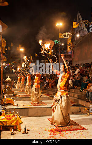 VARANASI, INDIEN - 11. April: Ein nicht identifizierter Hindu Priester führt religiösen Ganga Aarti Ritual (feuerpuja) an Dashashwamedh Ghat am 11. April 2012 Stockfoto