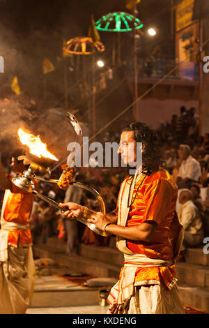 VARANASI, INDIEN - 11. April: Ein nicht identifizierter Hindu Priester führt religiösen Ganga Aarti Ritual (feuerpuja) an Dashashwamedh Ghat am 11. April 2012 Stockfoto