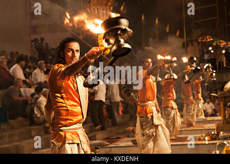 VARANASI, INDIEN - 11. April: Ein nicht identifizierter Hindu Priester führt religiösen Ganga Aarti Ritual (feuerpuja) an Dashashwamedh Ghat am 11. April 2012 Stockfoto