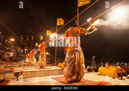 VARANASI, INDIEN - 11. April: Ein nicht identifizierter Hindu Priester führt religiösen Ganga Aarti Ritual (feuerpuja) an Dashashwamedh Ghat am 11. April 2012 Stockfoto