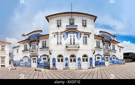 AVEIRO, PORTUGAL - 02. Juli: Aveiro Bahnhof dekoriert mit AZULEJO am Juli 02, 2014 in Aveiro, Portugal Stockfoto