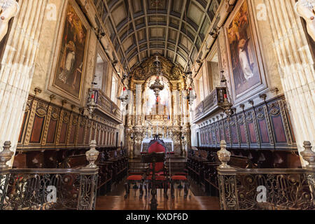 GUIMARAES, PORTUGAL - 11. Juli: Igreja de Nossa Senhora da Oliveira Kirche am 11. Juli 2014 in Guimaraes, Portugal Stockfoto