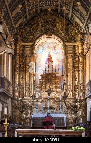 GUIMARAES, PORTUGAL - 11. Juli: Igreja de Nossa Senhora da Oliveira Kirche am 11. Juli 2014 in Guimaraes, Portugal Stockfoto