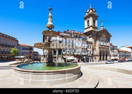 GUIMARAES, PORTUGAL - 11. Juli: toural Square (Largo do Toural) ist eine der zentralen und wichtigen Plätzen am 11. Juli 2014 in Guimaraes, Portug Stockfoto