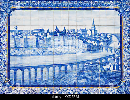 AVEIRO, PORTUGAL - 02. Juli: Azulejo Kacheln als Einrichtung von Aveiro Bahnhof am Juli 02, 2014 in Aveiro, Portugal Stockfoto