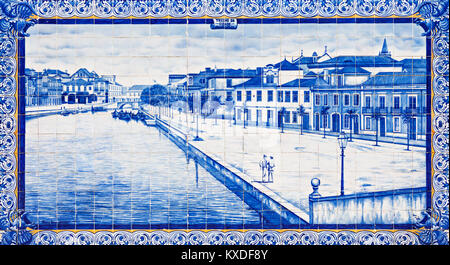 AVEIRO, PORTUGAL - 02. Juli: Azulejo Kacheln als Einrichtung von Aveiro Bahnhof am Juli 02, 2014 in Aveiro, Portugal Stockfoto