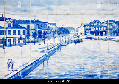 AVEIRO, PORTUGAL - 02. Juli: Azulejo Kacheln als Einrichtung von Aveiro Bahnhof am Juli 02, 2014 in Aveiro, Portugal Stockfoto