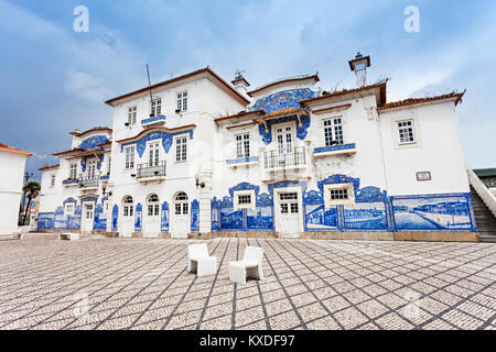 AVEIRO, PORTUGAL - 02. Juli: Aveiro Bahnhof dekoriert mit AZULEJO am Juli 02, 2014 in Aveiro, Portugal Stockfoto