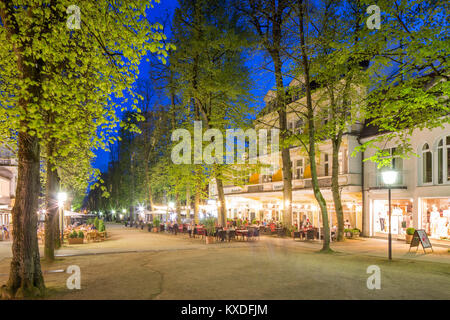 Panoramablick vom Brunnenplatz zur Haupt Avenue im Kurviertel, Bad Pyrmont, Niedersachsen, Deutschland Stockfoto