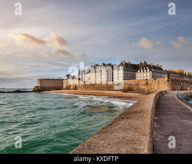 Die Altstadt von Saint Malo, Bretagne, Frankreich, bei Sonnenuntergang. Stockfoto