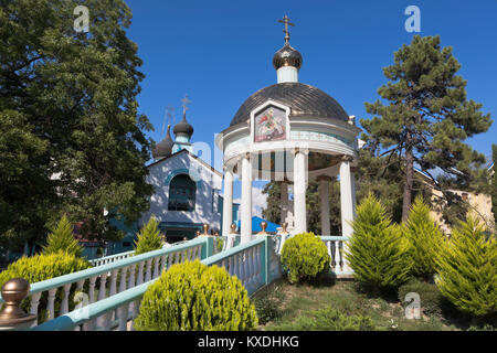 Rotunde Segen des Wassers und der Kirche der Heiligen Dreifaltigkeit in Adler, Sotschi, die Region Krasnodar, Russland Stockfoto