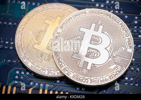 Symbol Bild digitale Währung, Silber physische Münzen Bitcoin auf der Leiterplatte Stockfoto