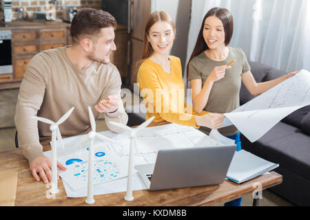 Positive Ingenieure Vergleich ihrer Systeme während der Zusammenarbeit Stockfoto