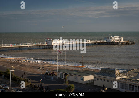 Worthing Pier von der Strandpromenade Parkhaus, West Sussex, Großbritannien Stockfoto