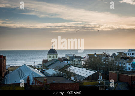 Worthing Dome Kino und die Pier von der Innenstadt gesehen, West Sussex, Großbritannien Stockfoto