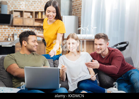 Emotional intelligente Schüler über ihr Projekt beim Sitzen auf einem Sofa Stockfoto