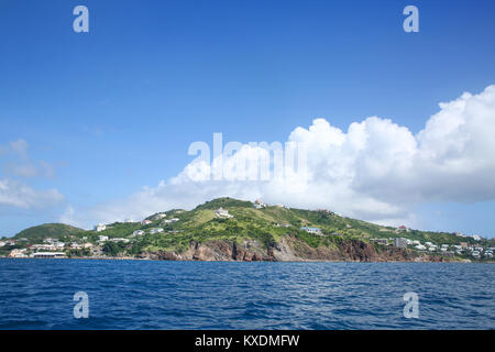 Schöne Landschaft mit Hügeln an der südwestlichen Küste von Saint Kitts Insel, Karibik. Stockfoto