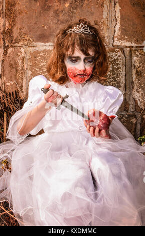 Zombie Kind mit Messer Stockfoto