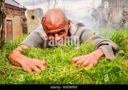 Ein lebender Leichnam aus dem Grab klettern Stockfoto, Bild 171176025