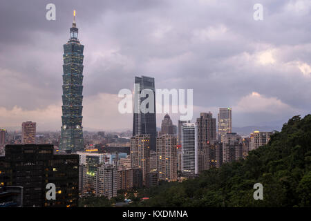 Skyline mit Taipei 101 Tower, Dämmerung, Xinyi District, Taipei, Taiwan, China Stockfoto