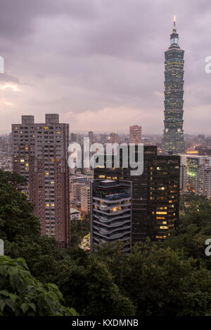 Skyline mit Taipei 101 Tower, Dämmerung, Xinyi District, Taipei, Taiwan, China Stockfoto